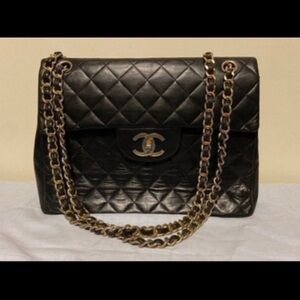 CHANEL Black Quilted Shoulder Bag with Gold Chain